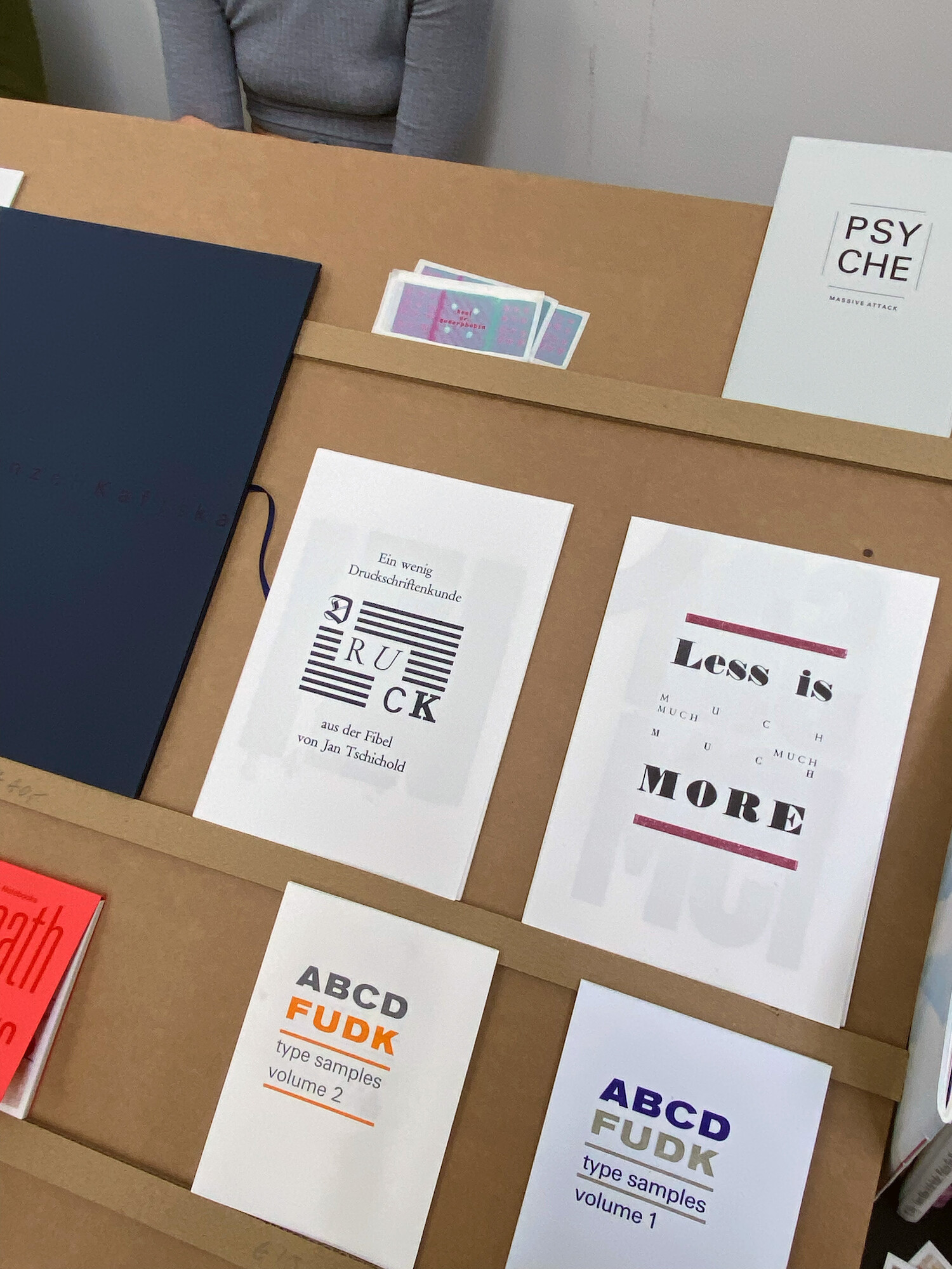 Bildname: kd-between_books-yrj4o3